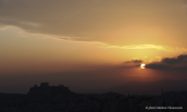 Ηλιοβασιλεμα στην Αθηνα.Διακρινεται ο βραχος της Ακροπολης