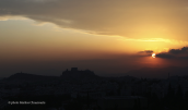 Ηλιοβασιλεμα στην Αθηνα.Διακρινεται ο βραχος της Ακροπολης και ο λοφος του Φιλοπαππου