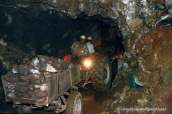 Η μεταφορα της σμυριδας γινεται πλεον με αυτοσχεδια συγχρονα μεσα, Σμυριδα Σμιριγλι Ναξος Emery mines Naxos, Σμυριδα Σμυριγλι Emery mine Ναξος Naxos